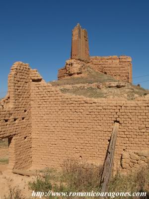 EDIFICACI�N DE ADOBE Y CASTILLO; RUINOSOS AMBOS